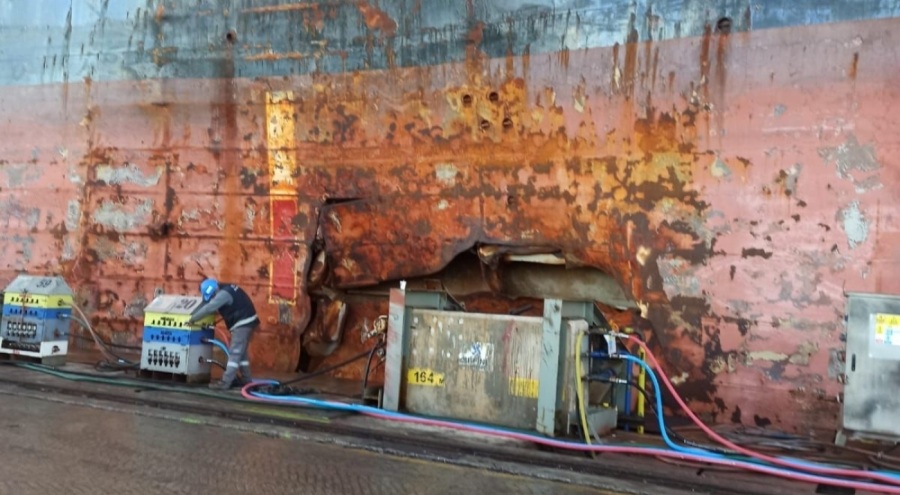 Husilerin Yemen açıklarında vurduğu gemi tamir için Yalova'ya getirildi