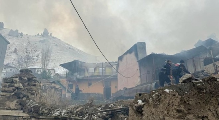 Balkona dökülen soba külü, 5 evi yaktı