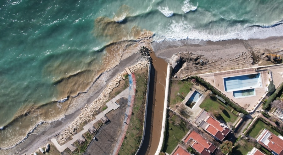 Kavaklı Dere'nin atık sular nedeniyle rengi değişti