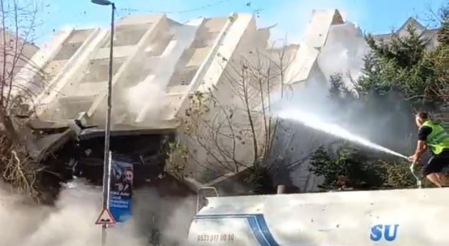 İstanbul'da yıkım sırasında bina çöktü!