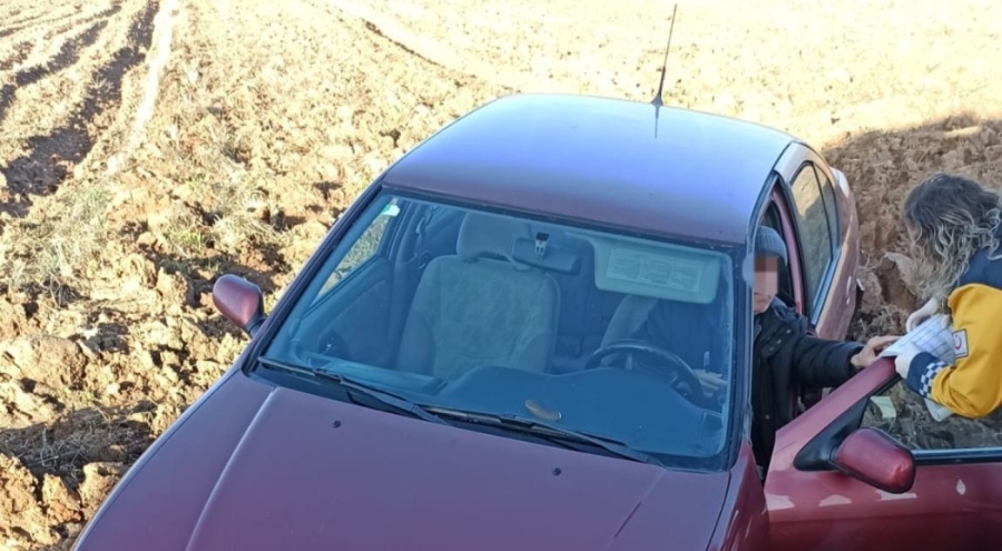 Lüleburgaz'da otomobil tarlaya uçtu