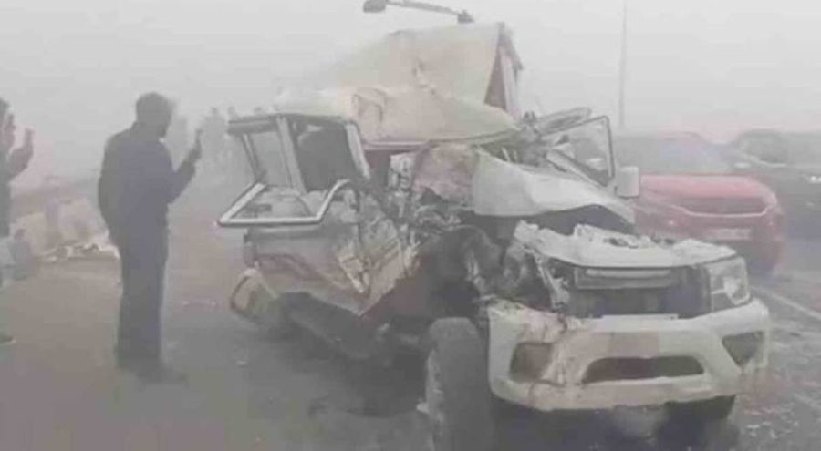 Hindistan'da zincirleme kaza! 16 araç birbirine girdi