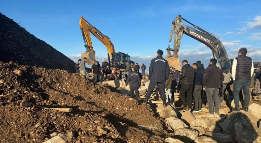 Kum ocağı inşaatında istinat duvarı çöktü!