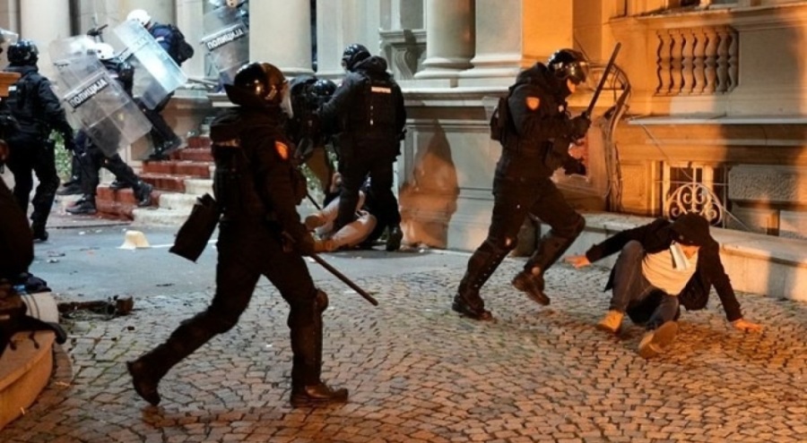 Belgrad'da belediye binasına baskın yapıldı