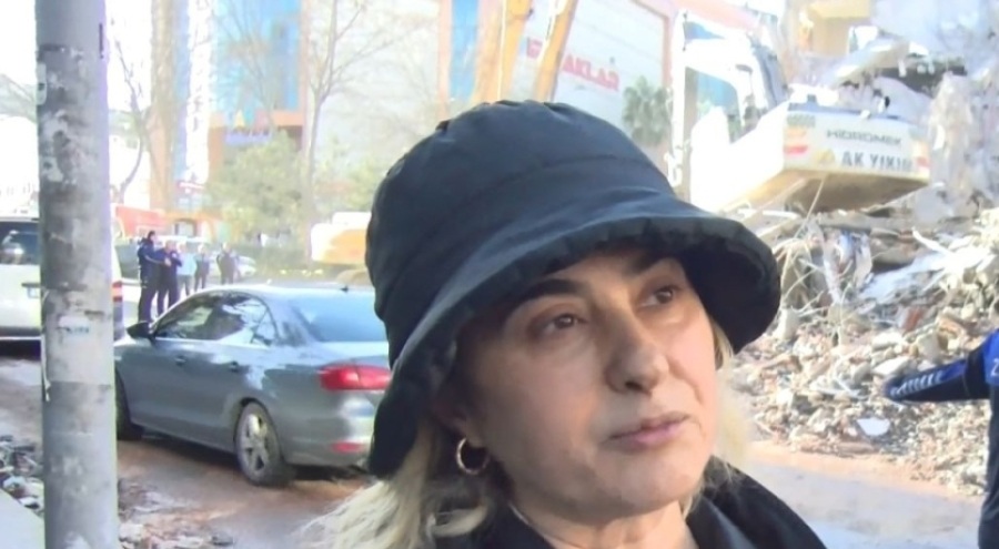 Esenyurt'ta "kontrollü yıkım" esnasında bina caddeye devrildi!