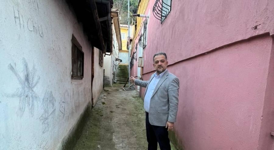 Beşik gibi sallanan Bursa'daki dar sokaklar korkutuyor!