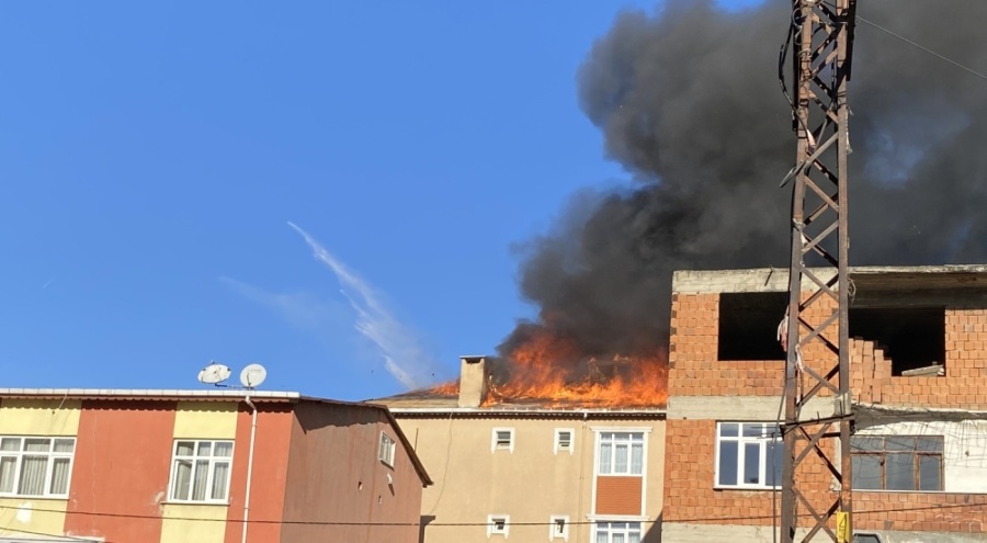 Apartman çatısı alev alev yandı