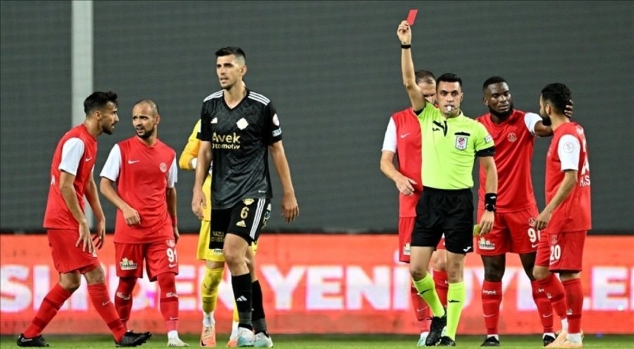 1. Lig'in ilk devresinde en fazla kırmızı kart Altay'a çıktı