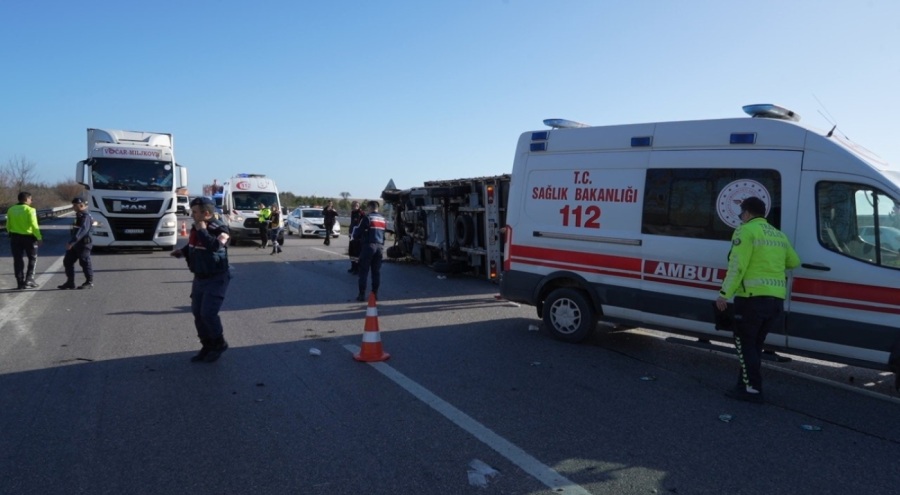 TEM Otoyolu'nda kaza: Yola savrulan mamalar trafiği kapatıyor