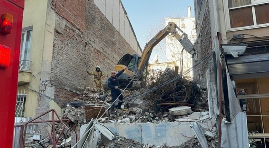 İstanbul'da bina yıkıldı!