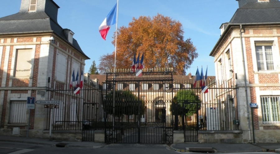 Fransa'da cami duvarına ırkçı yazılar yazıldı