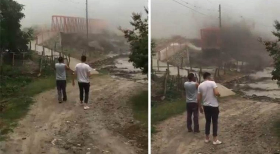 Şiddetli sel suları köprüyü yerinden söktü