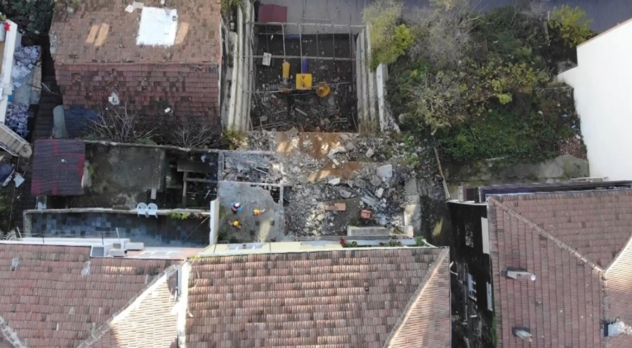 Faciadan dönüldü! Toprak kayması sonucu kopan parçalar çocuk parkına düştü