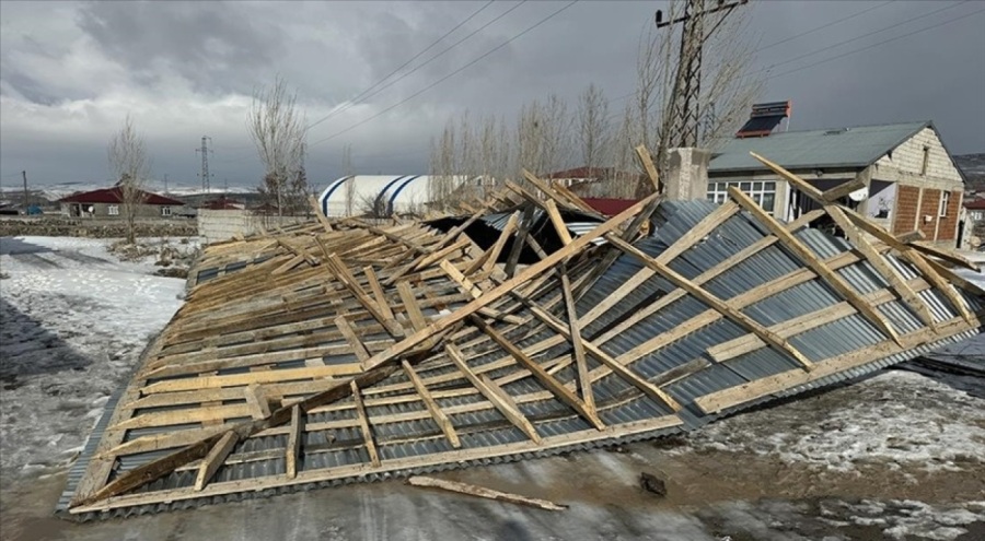 Ağrı'da kuvvetli fırtına bir binanın çatısında hasara yol açtı