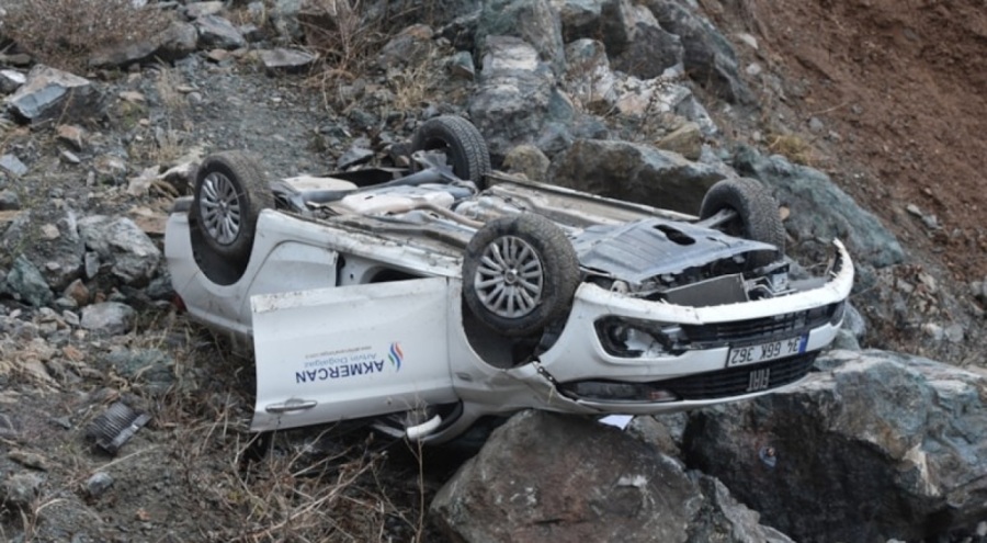 Heyelan sonucu otomobil uçuruma yuvarlandı