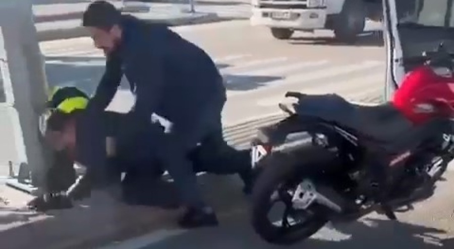 Bursa'da motosiklet sürücüsünü kaskıyla darbeden kişiye gözaltı!