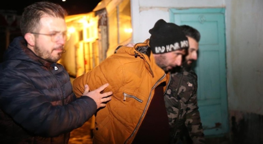 Firari hükümlü polisi görünce elindeki bıçakla soluğu çatıda aldı!