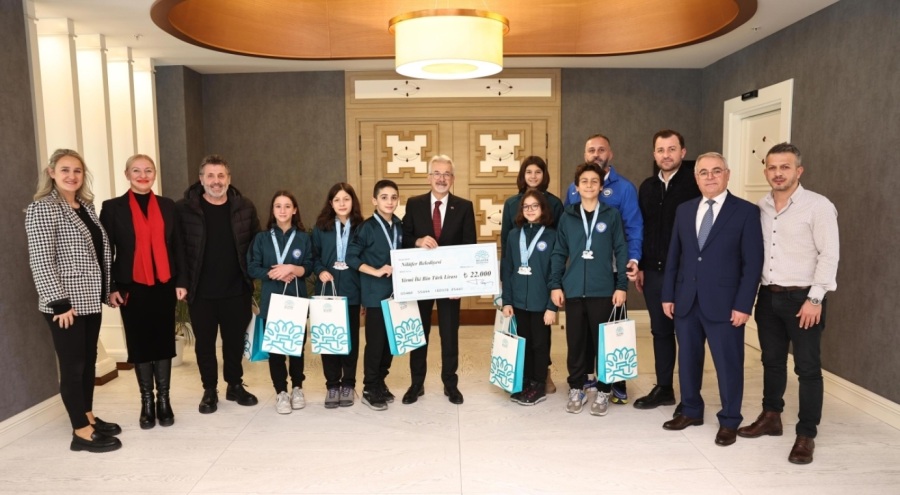 Nilüfer Belediyespor'un genç yüzücüleri Samsun'dan derecelerle döndü