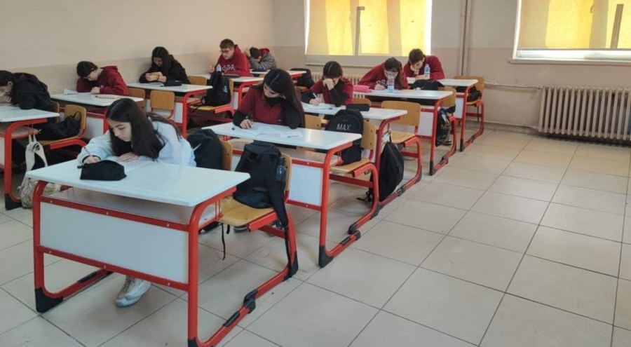 Bursa'da, 'Ülke Geneli 1. Dönem 2. Ortak Yazılı Sınavı' yapıldı