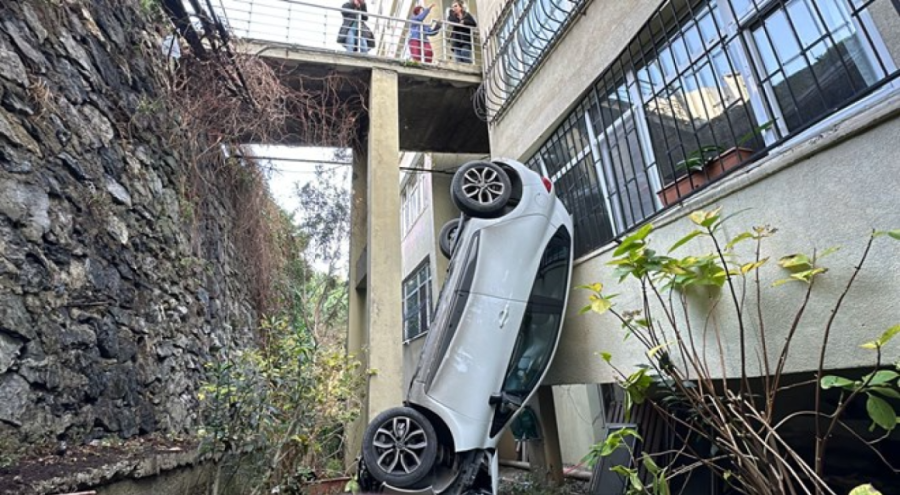 Yokuş aşağı fren yerine gaza bastı metrelerce yükseklikten düştü