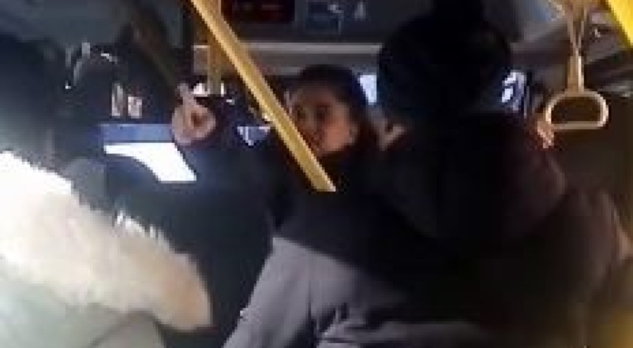 Kocasını sevgilisiyle minibüste yakalayan kadın böyle kavga etti