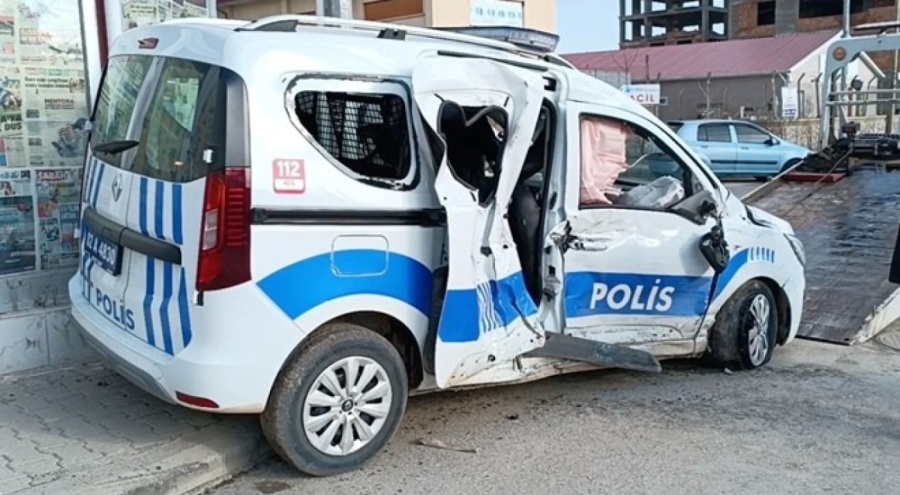 Yolcu otobüsüyle polis aracı çarpıştı