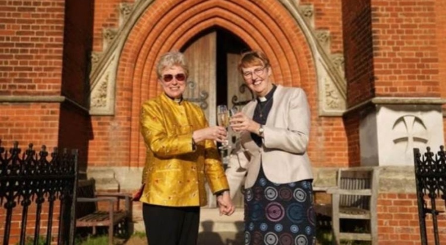 İngiltere Kilisesi'nden bir ilk: Eşcinsel çift kutsandı