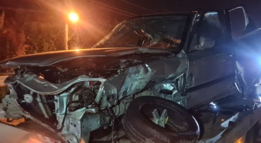 Bursa İznik'te elektrik direğine çarpan otomobilin sürücüsü yaralandı