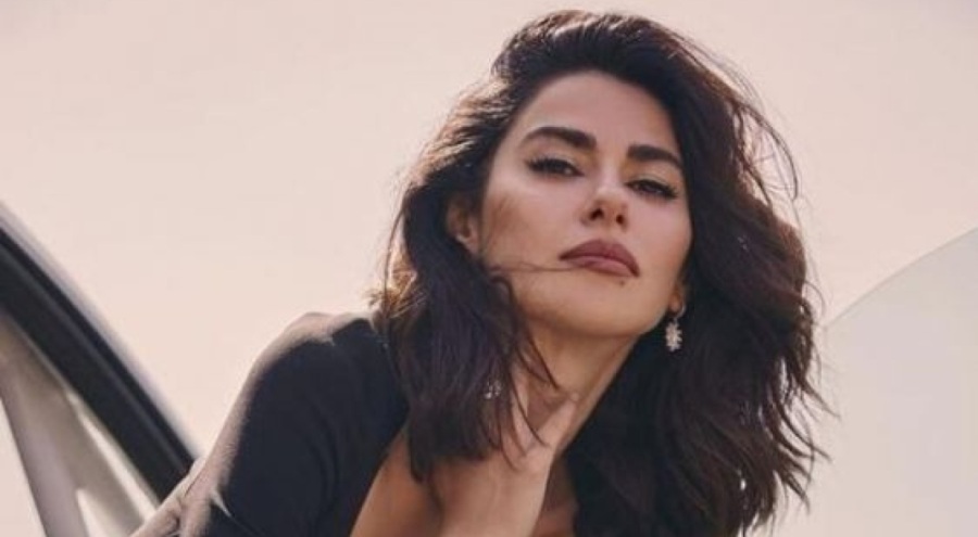 Nesrin Cavadzade ceketinin önünü açıp poz verdi!