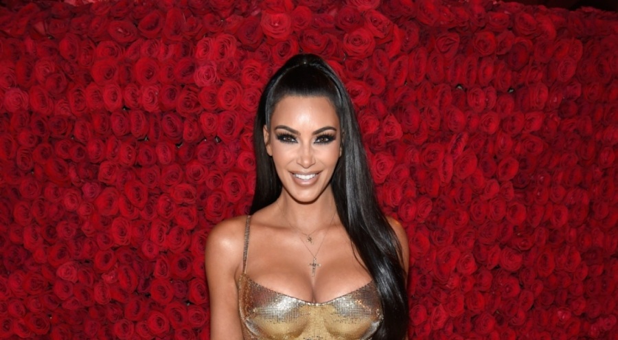 Kim Kardashian kıyafetiyle sosyal medyayı salladı