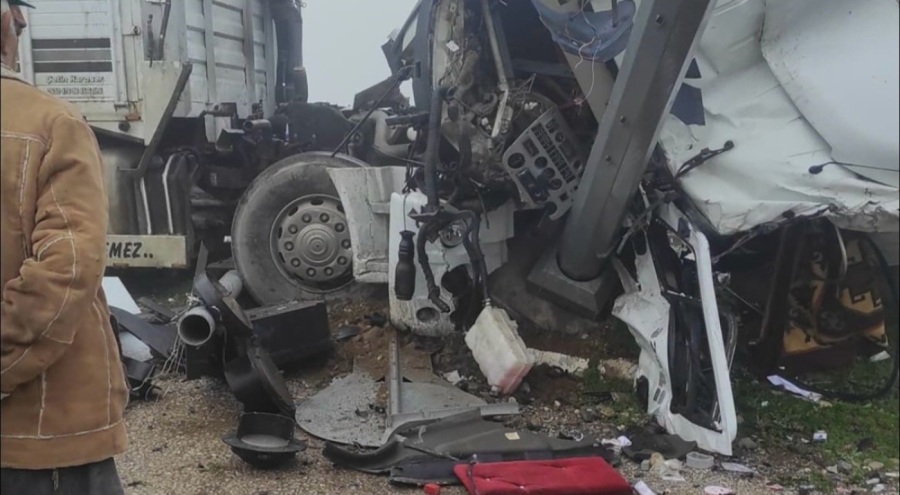 İzmir'de tren tırla çarpıştı: Tır sürücüsü yaralandı