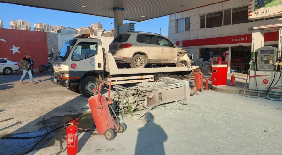 Facianın eşiğinden dönüldü! Otomobil akaryakıt istasyonuna daldı