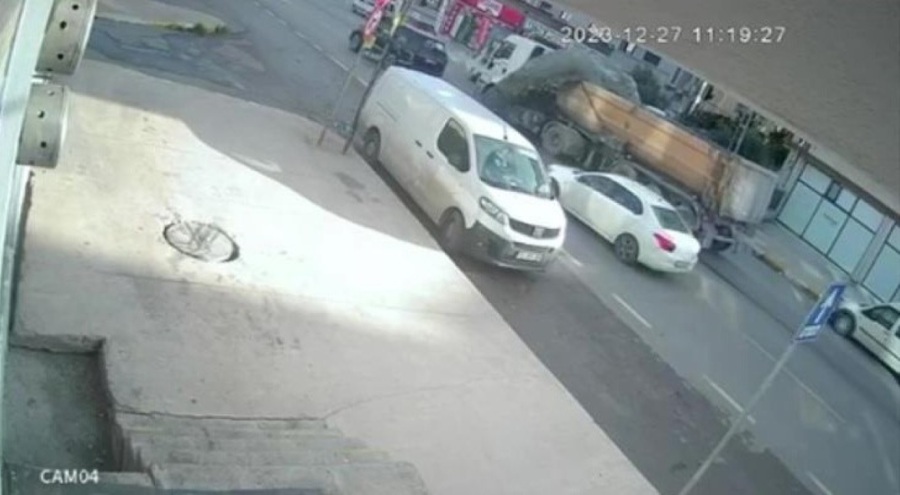 Fren yapan kamyonun dorsesindeki çimento araçların üzerinde döküldü