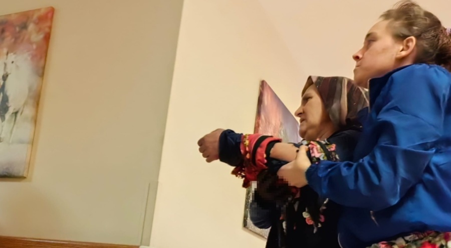 Bursa'da testereyle odun keserken eşinin kolunu kesti!