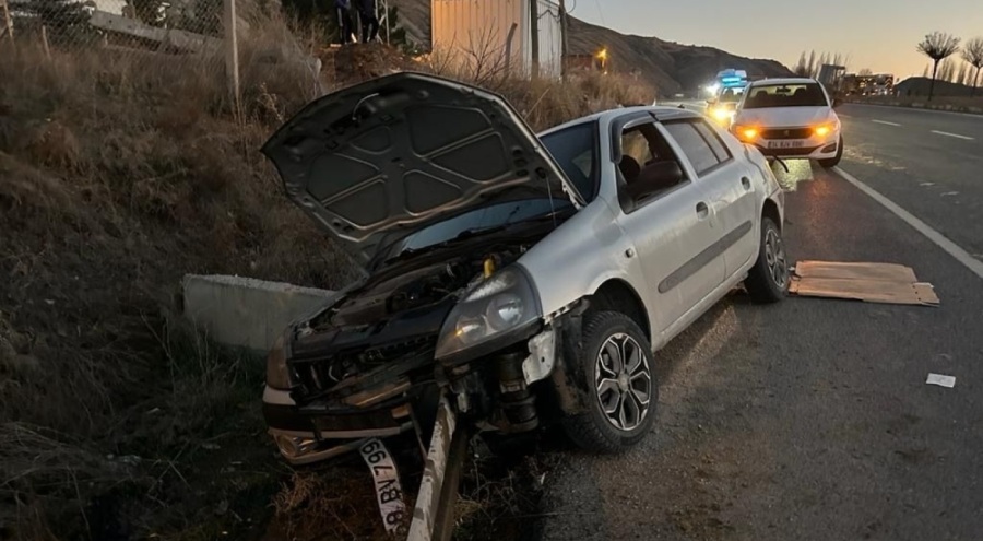 Sivas'ta korkutan kaza: Otomobil bariyerlere çarptı!