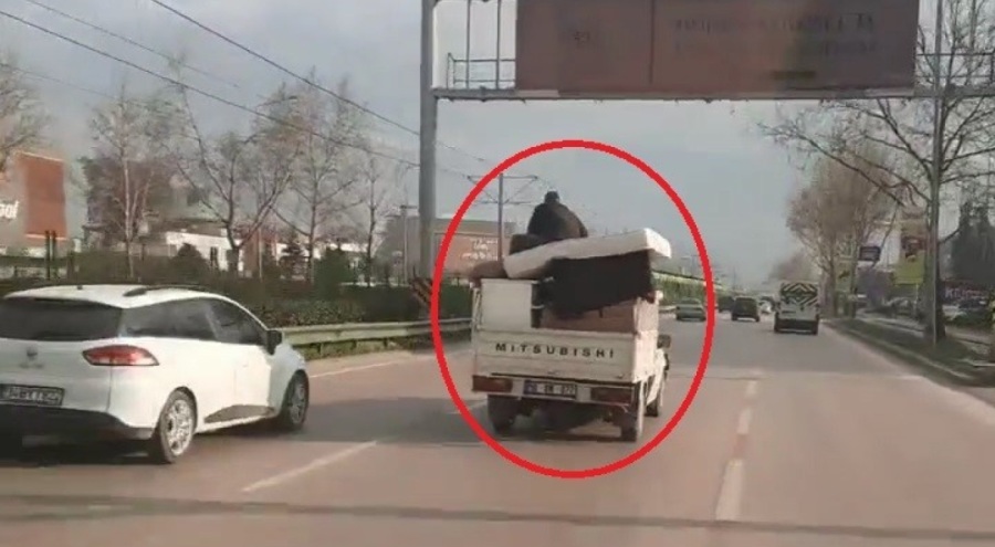 Bursa'da trafikte tehlikeli anlar... Canını hiçe saydı