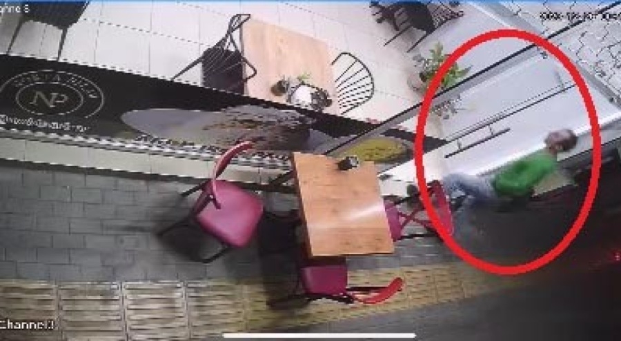 Bursa'da müşteri cam kapıya çarptı