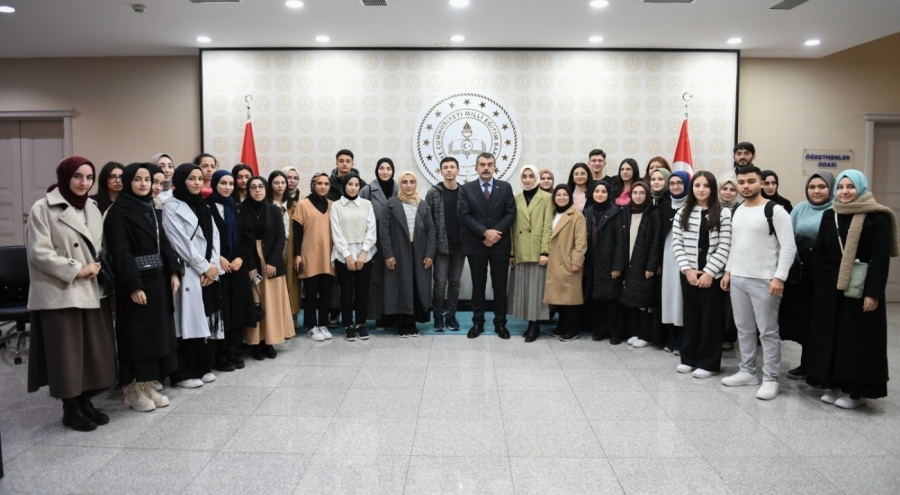 Bursa Uludağ Üniversitesi öğrencileri Bakan Tekin'i ziyaret etti