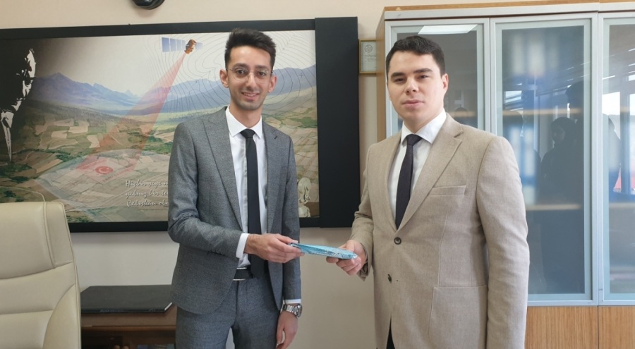 Bursa Orhaneli kaymakamı, tapu dairesi memurunu ödüllendirdi