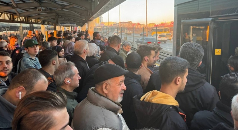 İstanbul'da metrobüs arızası: Yolcular tahliye edildi