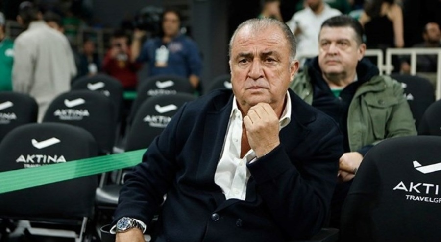 Fatih Terim'in tribünleri selamladığı anda başkana protesto yapıldı
