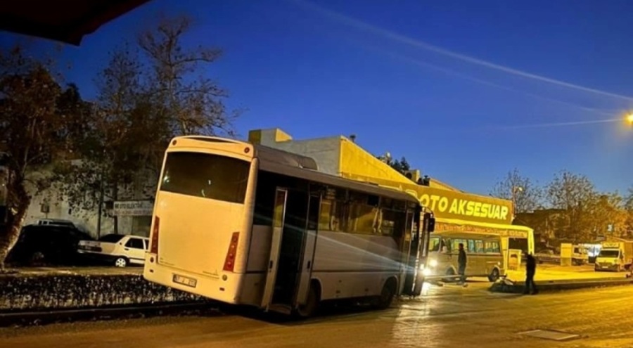 Kaza yapan sürücü: "Hapşırınca direğe çarptım"