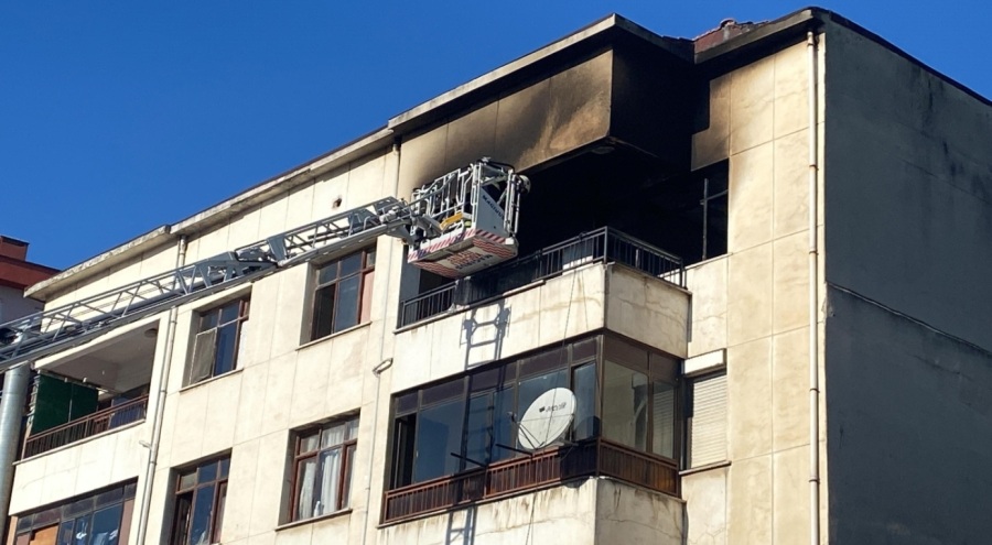 Evde yangın çıkıt! Anne ve 2 çocuğu dumandan etkilendi