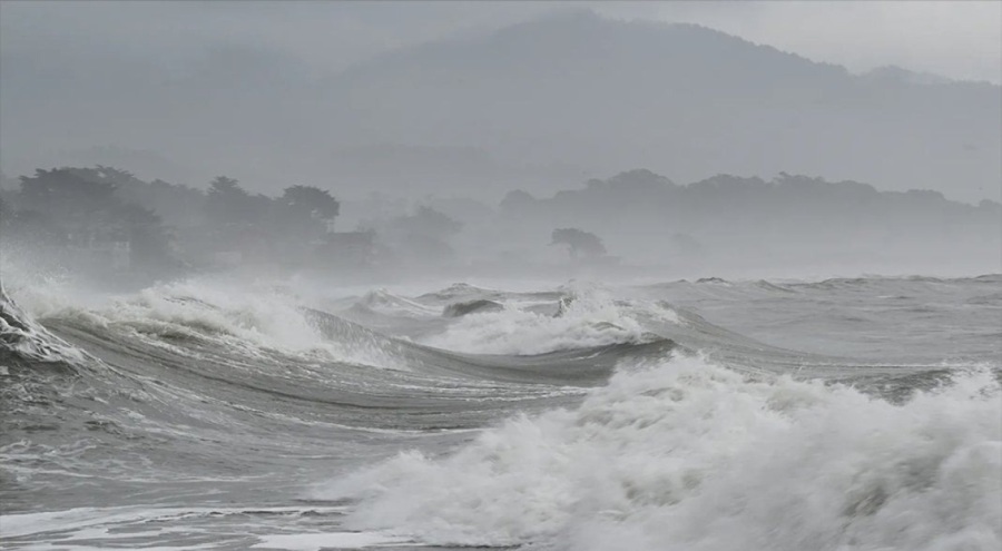 Kalifornia'da dev dalgalar insanları sürükledi