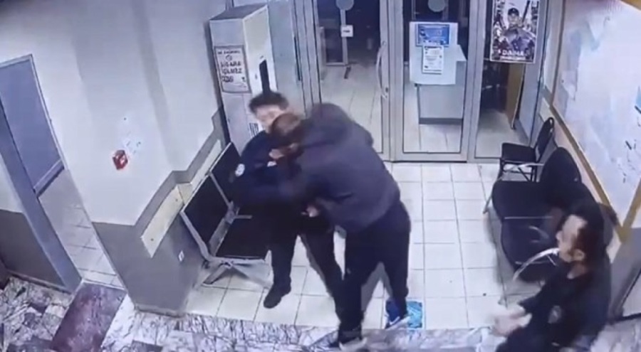 Karakolda polise kafa atıp kaçmaya çalıştı!