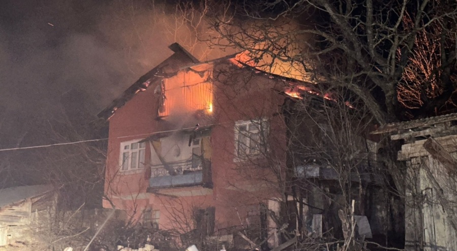 3 katlı bina cayır cayır yandı