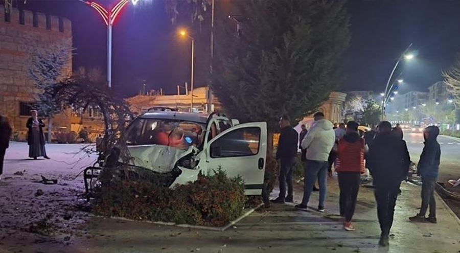 Niğde'de hafif ticari araç parka daldı, sürücü kayıp