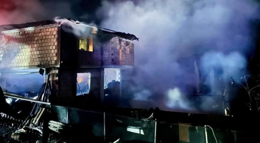 Köydeki yangın evleri yaktı