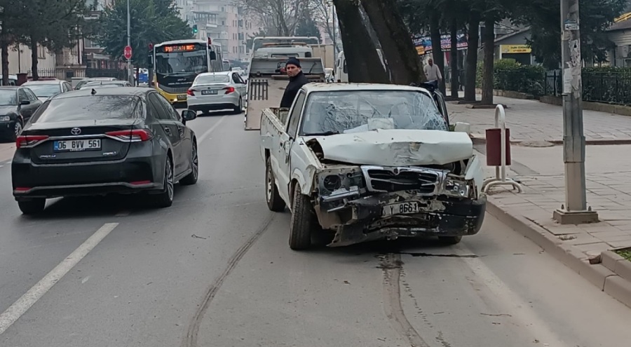 Bursa'da kalp krizi geçirip kullandığı kamyonetle kaza yapan sürücü hayatını kaybetti