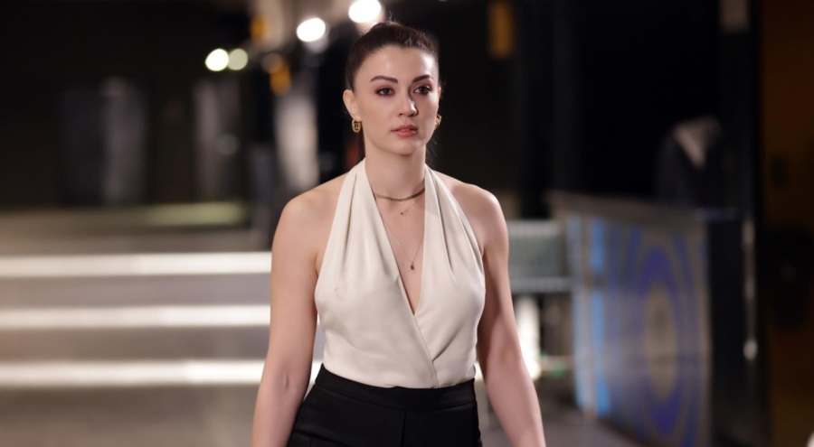Burcu Özberk sırt ve göğüs dekoltesiyle çok beğenildi